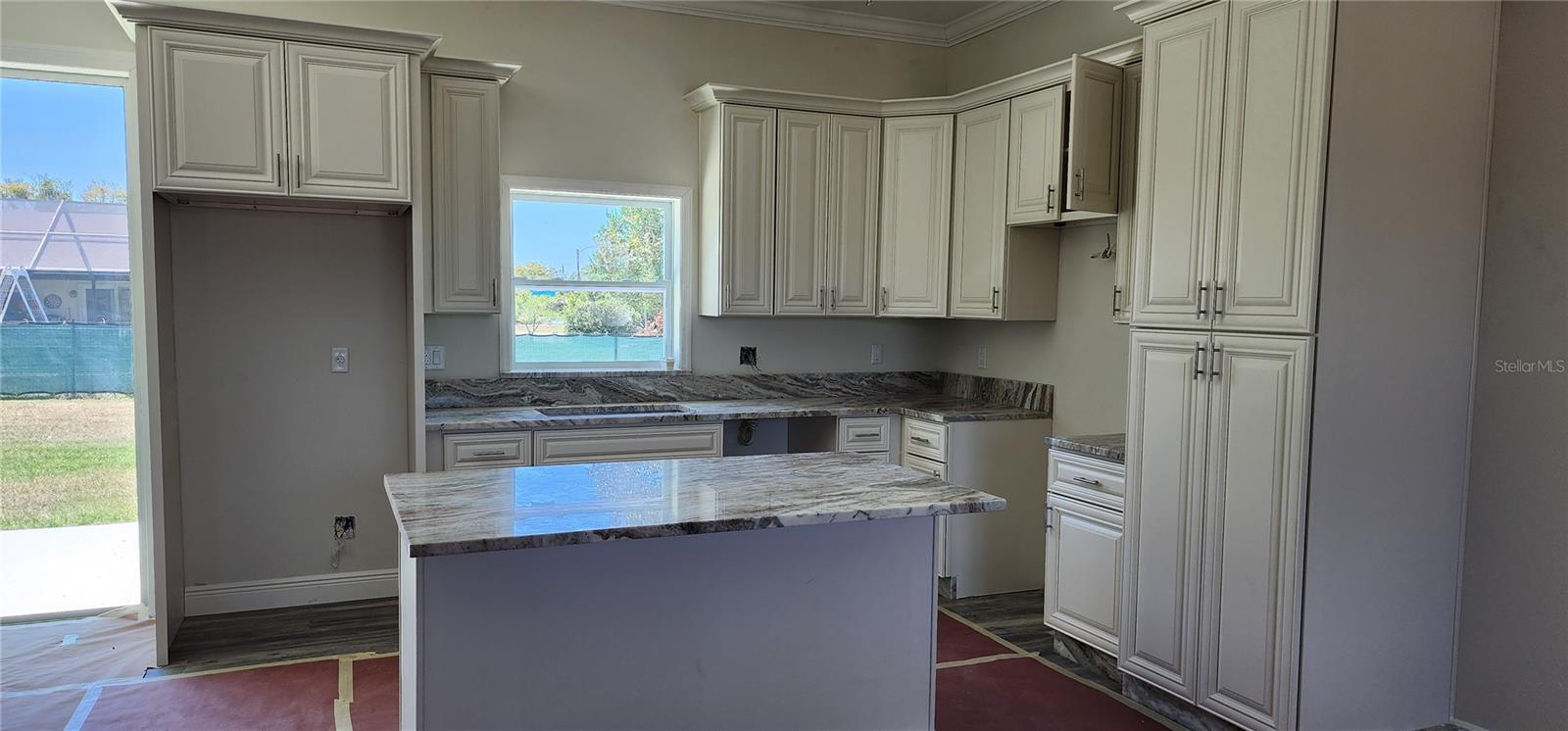 KITCHEN CABINETS & GRANITE INSTALLED