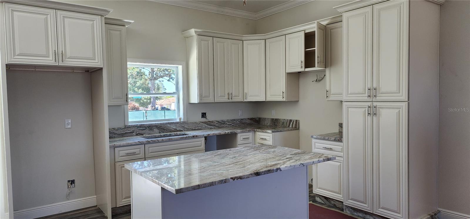KITCHEN CABINETS & GRANITE INSTALLED