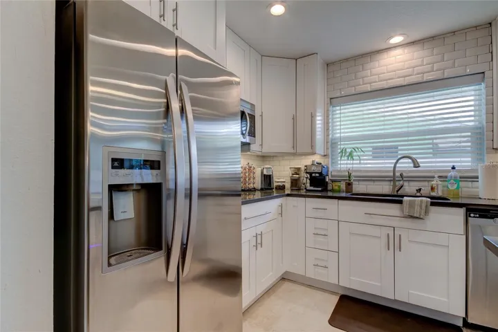 Plenty of storage with 42in upper cabinets