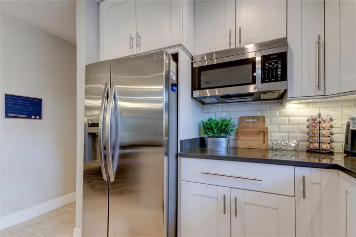 New French Door Refrigerator with Ice Maker and Water Filtration System for Indoor Service