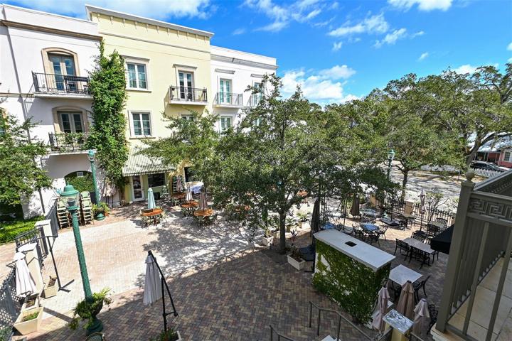 Restaurant below unit