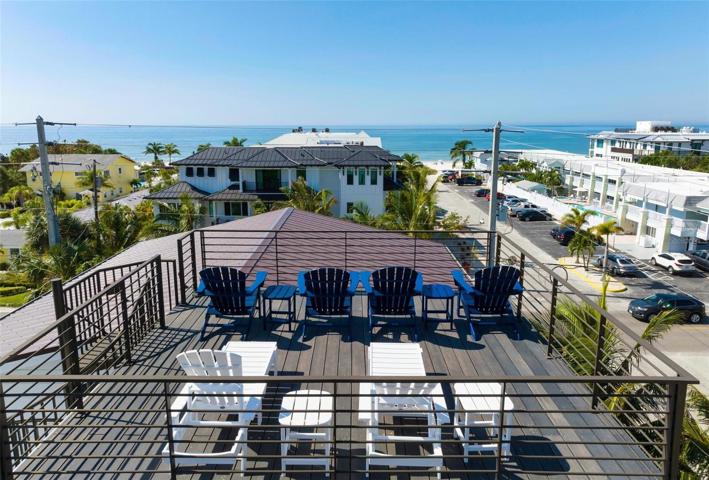 Roof top deck with views of the gulf of Mexico