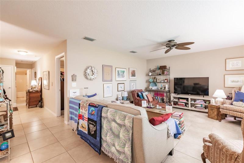 Spacious living room
