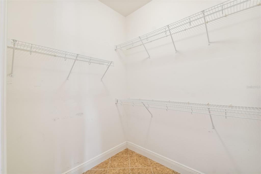 WALK IN CLOSET