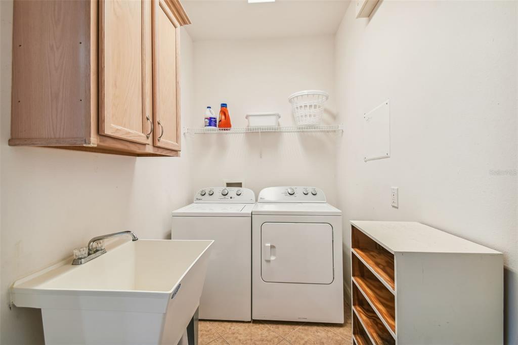 LAUNDRY ROOM W/ UTILITY SINK