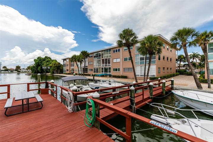Dock & boat slips (1st come, 1st served).