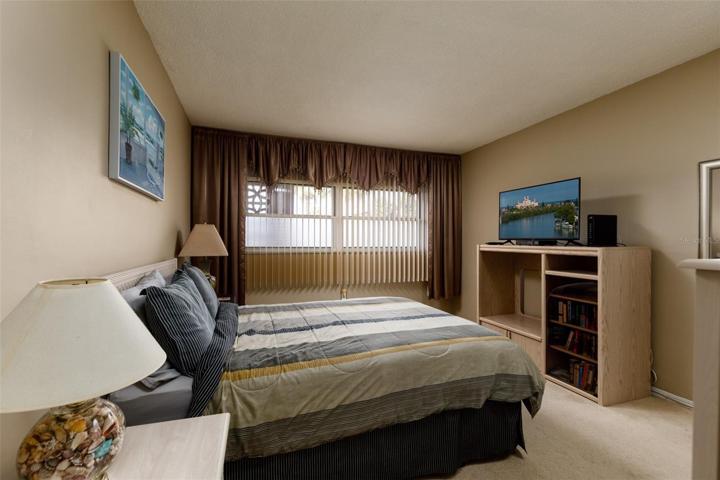 12'x14' bedroom w/Palm tree views.