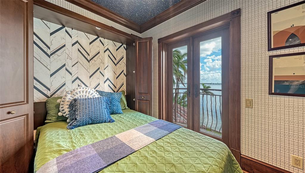 Loft with Murphy bed and Juliette balcony with Bay views