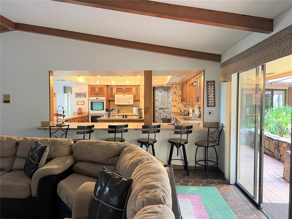 Family RoomBar seating for six
