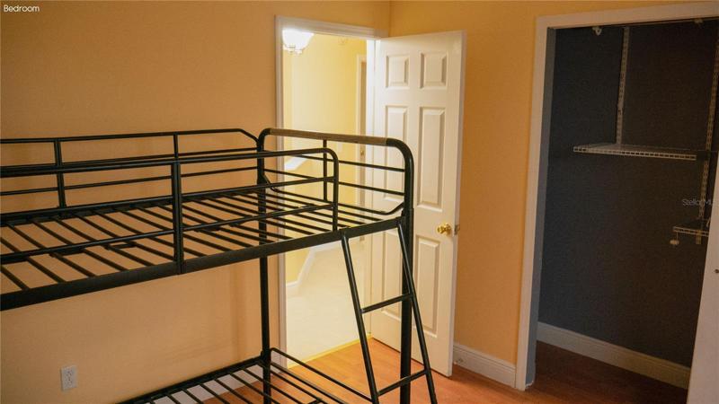 Room2_Ups