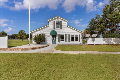 approx 2000 sq foot guest homes/apartments