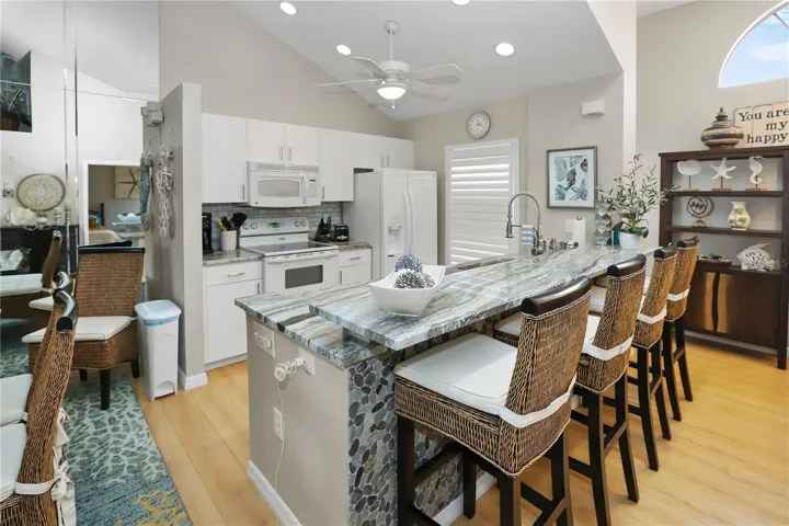 Kitchen with breakfast bar