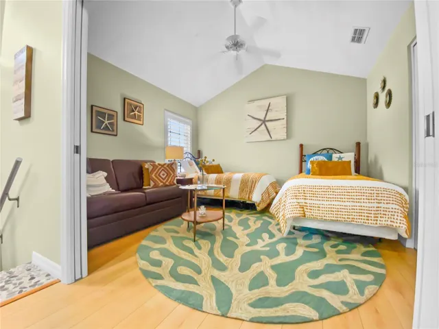 Third bedroom with two twin beds