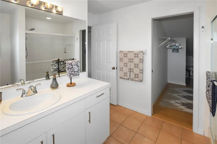 Main bedroom ensuite bathroom