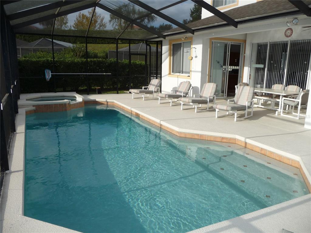 OVERSIZE POOL AND SPA