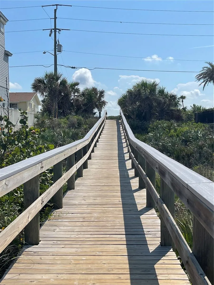 Private beach wooden boardwalk 1 block away!