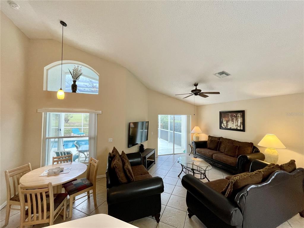 Living Room / Breakfast nook