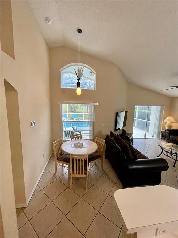 Living Room / Breakfast nook