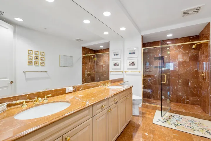 Guest Bath En-Suite