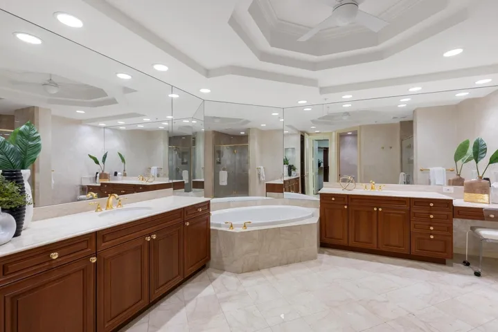 Master Bath En-Suite