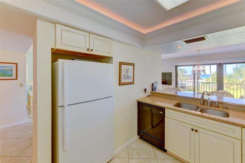 Large Kitchen With Appliances And Cove Lighting!