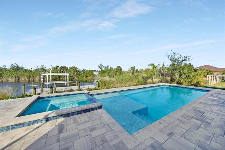 Spa/ Pool with Sun Shelf- Cage is now present