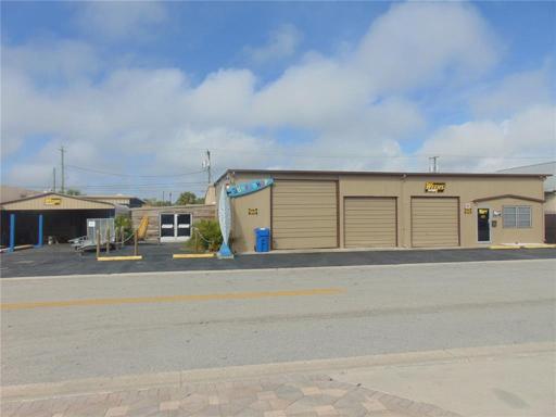 Left is covered trailer biz & spray booth. Center is air conditioned independent space with the surfers warehouse biz and the machine shop takes up the main building on the right.