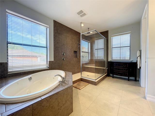 Jetted soaker tub/stand up shower