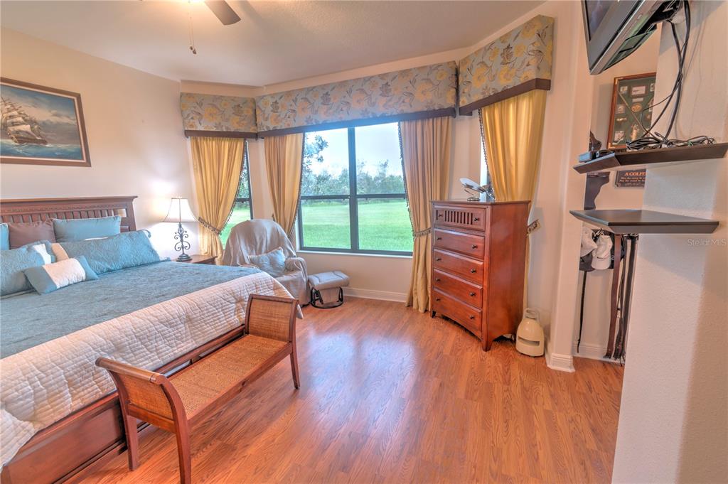 PRIMARY W/BEAUTIFUL BAY WINDOW