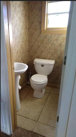 Banquet room 1/2 bath
