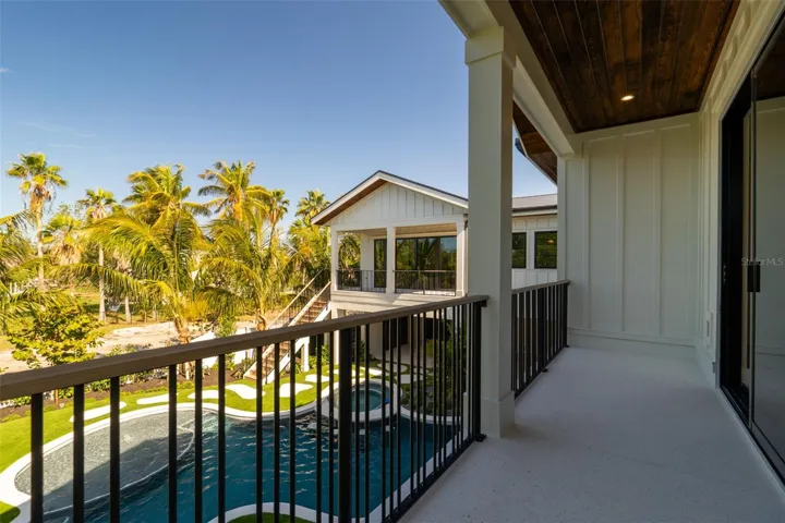 DECK OFF PRIMARY SUITE