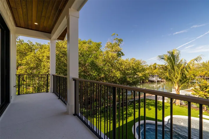 DECK OFF PRIMAREY SUITE