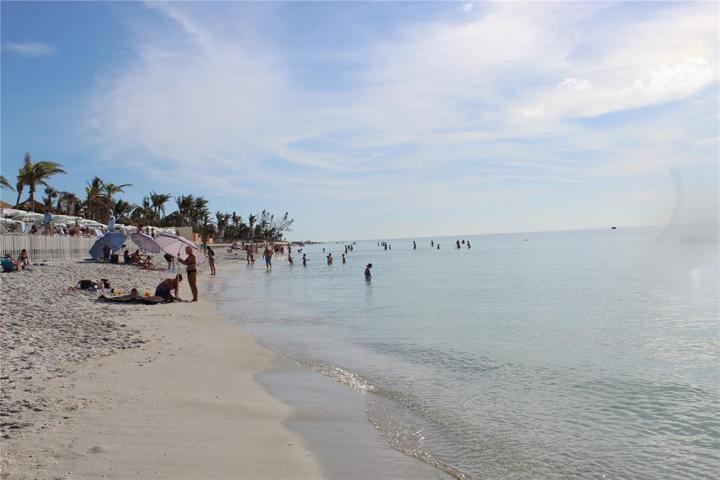 10 minutes from Bocagrande Beach