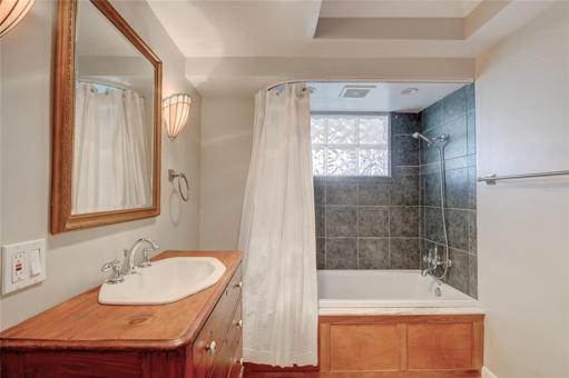 Main Bath w/Jetted Tub