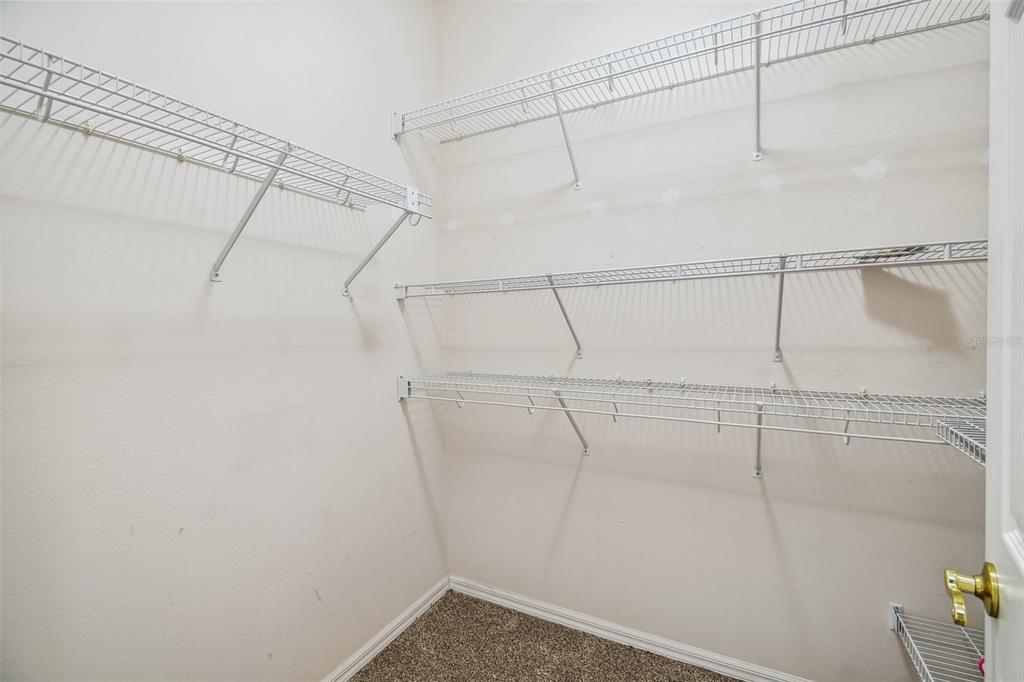WALK IN CLOSET