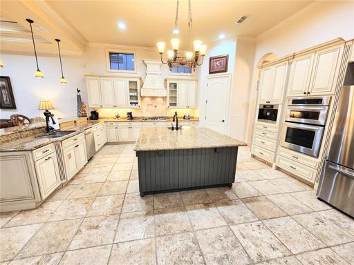 Kitchen (18x18) with a (6x6) Granite Top Island