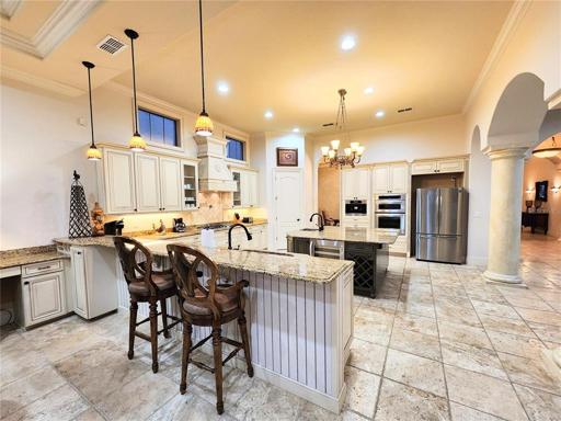Kitchen & Breakfast Bar