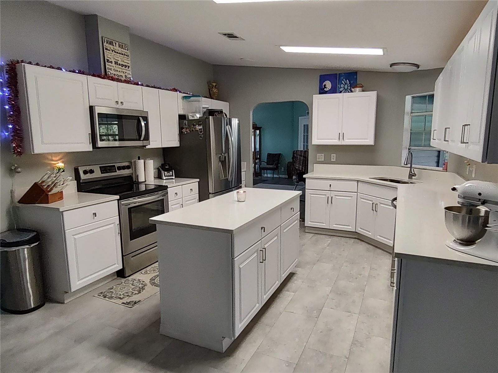 Kitchenhttps://stellar.mlsmatrix.com/Matrix/MediaManager/ShowImage.aspx?tbl=9&amp;mtid=1&amp;tmui=681165392&amp;mf=PU53881582&amp;w=128&amp;h=96&amp;q=99&amp;md=0001-01-01%2000:00:00.000