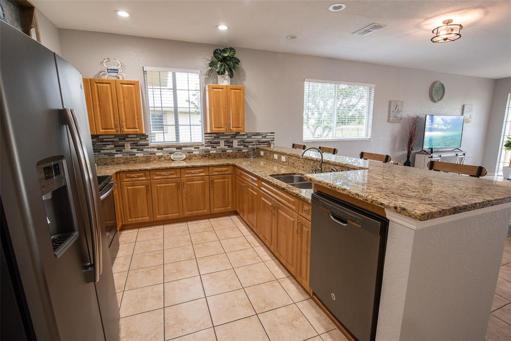 Well-equipped kitchen with breakfast bar