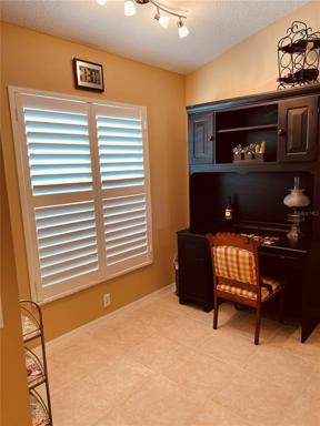 MEDIUM ROOM DESK