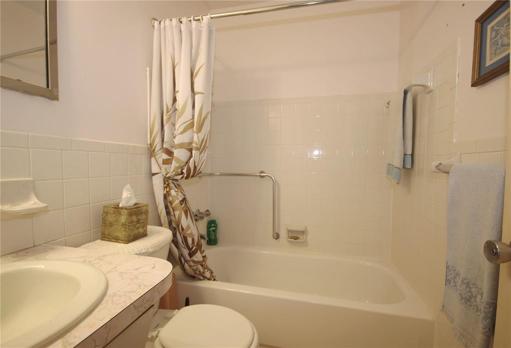 Guest bathroom with tub/shower combo