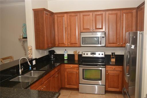Kitchen - Plenty of Counter and Cabinet Space