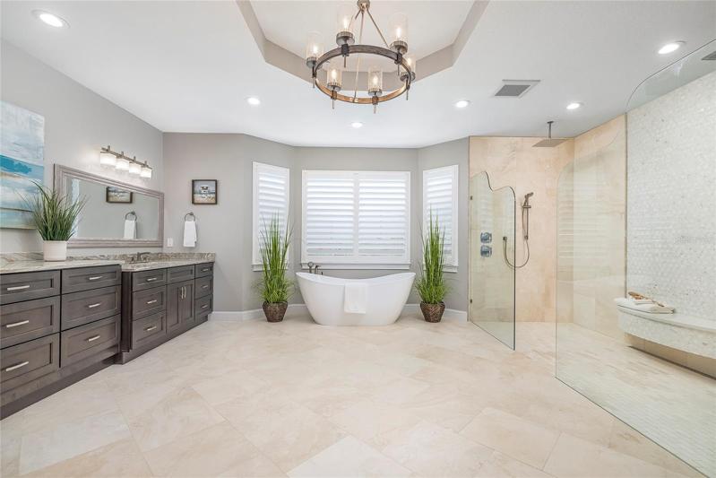 Massive bathroom, elegant and stone floors.