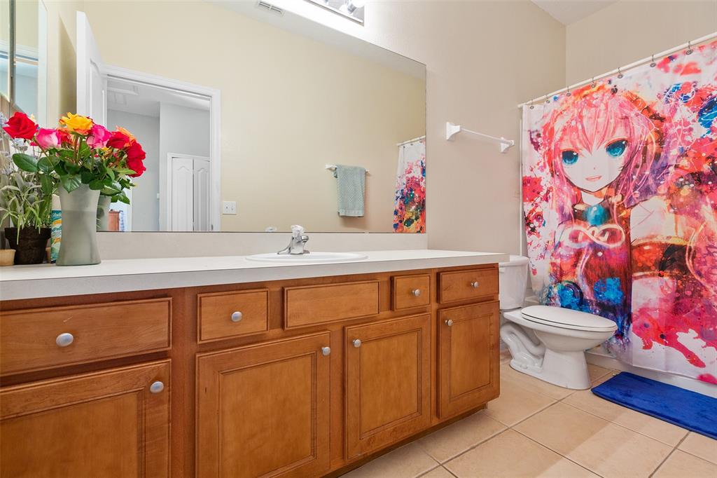 Upstairs Full Bathroom
