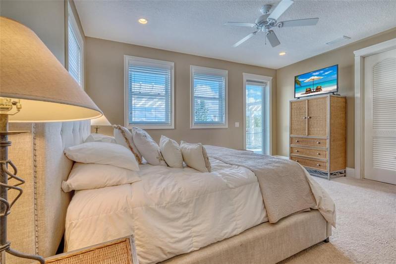 Guest Room King Size en-suite located on main floor