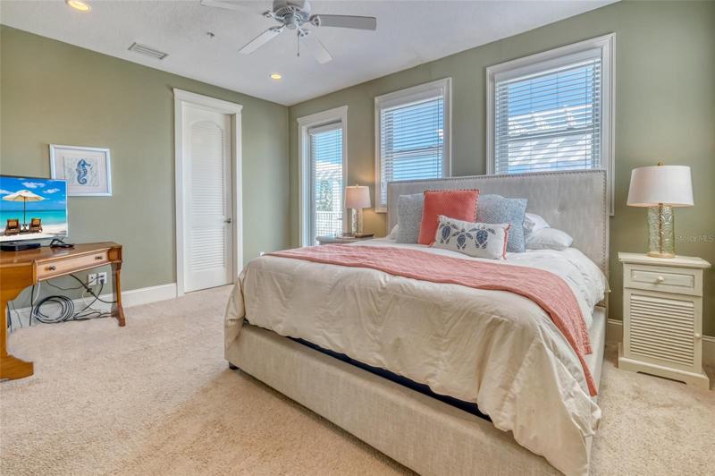 Guest Suite King bed