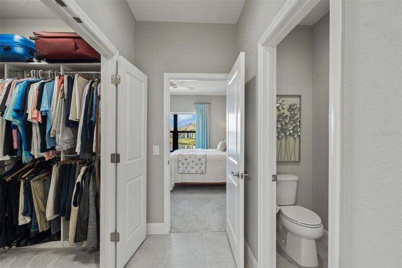WALK IN CLOSET