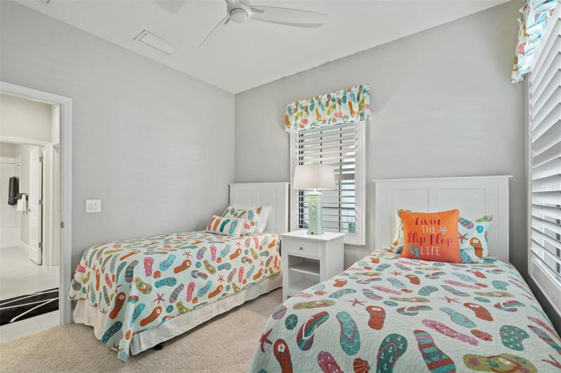 NICE BRIGHT GUEST BEDROOM