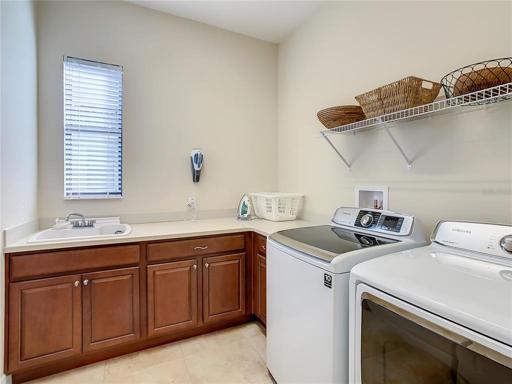 LAUNDRY ROOM W/UTILITY SINK