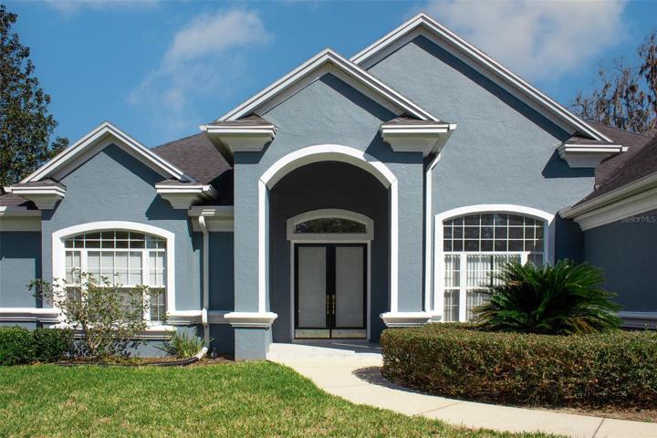 Grand entry with 8' doors.